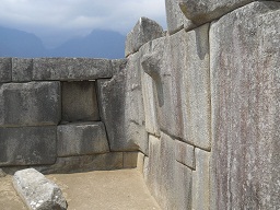 Templo de 3 ventanas: nicho con el otro muro
                    lateral con da�os de terremotos