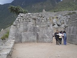 Templo de 3 ventanas: muro izquierdo
                            con la vista del exterior