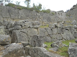 Templo de 3 ventanas: rev�s del templo con la
                    vista al muro de 3 ventanas
