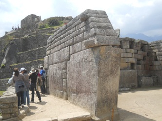 Templo principal: el muro izquierdo con la
                    vista del exterior
