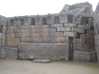 Templo principal, el patio con la pared central
                    02