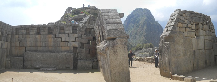 Machu Picchu: vista panor�mica del templo
                    principal - mirador Huaynapicchu y la pared del
                    templo de las 3 ventanas