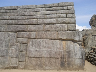 El muro derecho del templo principal, la piedra
                    gigante de atr�s