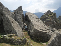 Cantera de Machu Picchu con piedras gigantes
