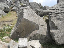 Cantera de Machu Picchu con una piedra con
                    �ngulos rectangulares