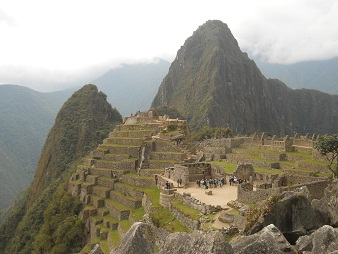Vista al templo central, plaza central y a los
                    miradores Huchuypicchu (pezue�o) y Huaynapicchu
                    (grande)