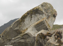 Cantera de Machu Picchu: piedra con superficie plano y
            con �ngulos rectanculares, primer plano
