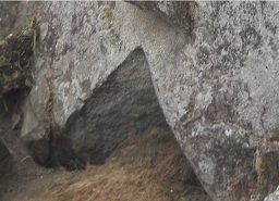 Cantera de Machu Picchu: piedra grande con corte
            rectangular, primer plano