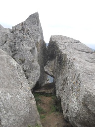 Cantera de Machu Picchu: piedras gigantes con
                    t�nel