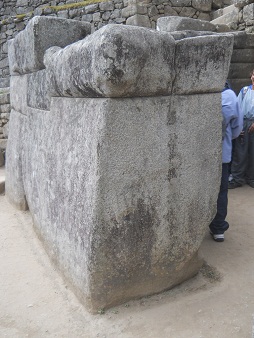Cuarto de meditaci�n, la entrada con la piedra
                    gigante izquierda