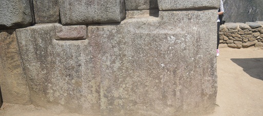 La piedra de 32 esquinas por la vista interior,
                    foto compuesta