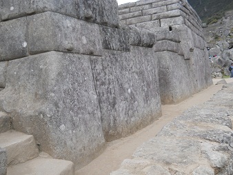 Cuarto de meditaci�n: muro con entrada 02