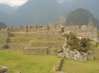 Machu Picchu, vista del cuarto de meditaci�n a
                    la plaza central con casitas trabajadores con la
                    monta�a Putucusi 01