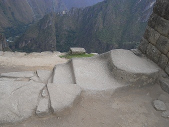 Machu Picchu en la plazuela del reloj solar:
                    escaleras en un trozo