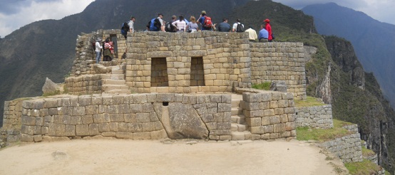 Machu Picchu, plazuela del reloj solar: muro externo de
            la casita, foto panor�mica