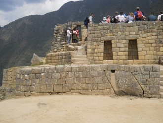 Machu Picchu, plazuela del reloj solar:
                        muro externo de la casita 01