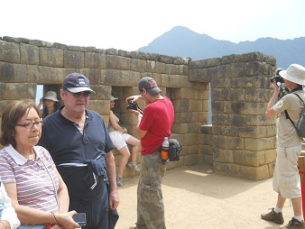 Machu Picchu, plazuela del reloj solar:
                    muro con ventanas 01
