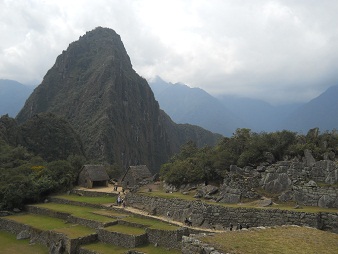 Machu Picchu: vista del pir�mide del reloj
                    solar a los miradores 03, Huaynapicchu
