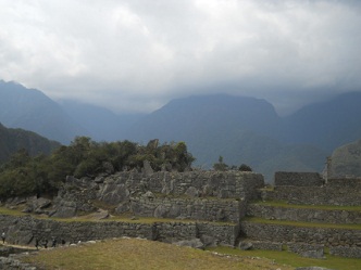 Machu Picchu, vista del pir�mide del reloj
                    solar a las casas de trabajadores