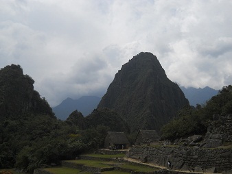 Vista del pir�mide del reloj solar al mirador
                    Huaynapicchu