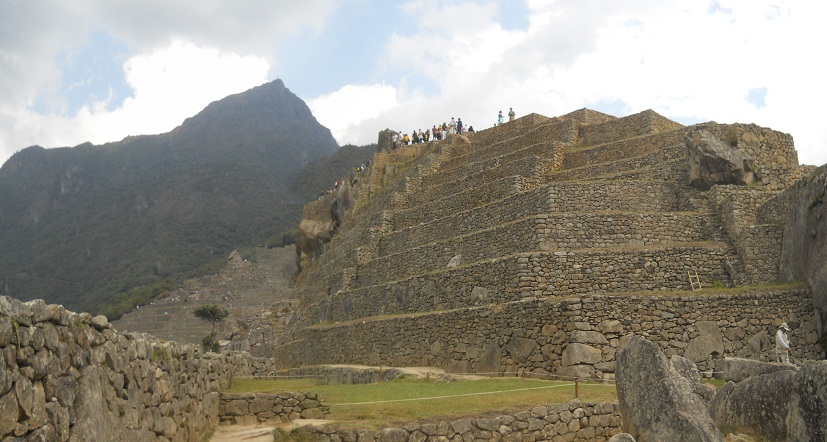 Machu Picchu, vista del pir�mide solar de atr�s
                    con sus terrazas