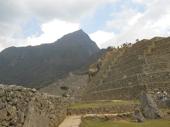 Machu Picchu, vista del pir�mide solar de atr�s
                    con sus terrazas 01
