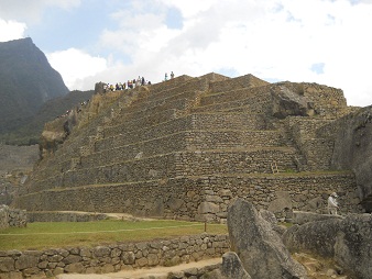 Machu Picchu, vista del pir�mide solar de atr�s
                    con sus terrazas 02