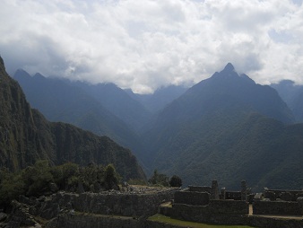 Machu Picchu: vista del pir�mide solar a
                    monta�as detr�s de Huaynapicchu