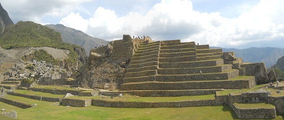 Machu Picchu: plaza central con el pir�mide
                    solar, vista lateral, foto panor�mica