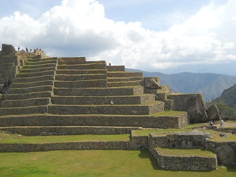 Machu Picchu: plaza central con el pir�mide
                    solar 03