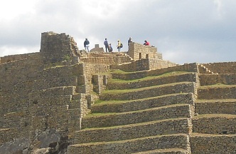Machu Picchu:
                    la punta del pir�mide solar con el reloj solar,
                    vista de abajo