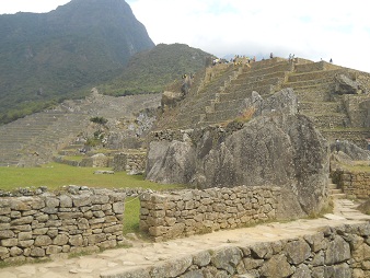 Machu Picchu: plaza central con pir�mide del
                    sol