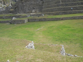 Machu Picchu, plaza central, el c�sped 01