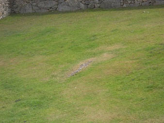 Machu Picchu, plaza central, el c�sped 02,
                    piedra sagrada falta