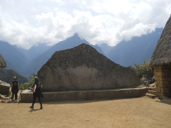 Machu Picchu, la piedra sagrada, vista total con la
            monta�a al fondo