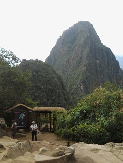 La entrada al camino al mirador Huaynapicchu
                    01