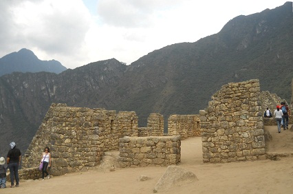 Machu Picchu: muros de las casitas de obras,
                    foto panor�mica