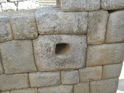 Machu Picchu, templo de morteros o espejos,
                    hueco en la piedra 01