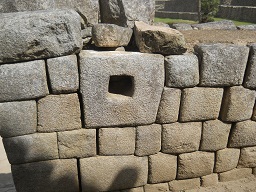 Machu Picchu, templo de morteros o espejos,
                    hueco en la piedra 02