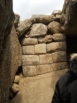 Machu Picchu: muro interior de la prisi�n en
                    forma del �guila c�ndor 01