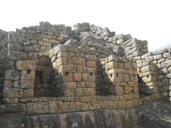 Casa de prisi�n con nichos con huecos angulares
                    01