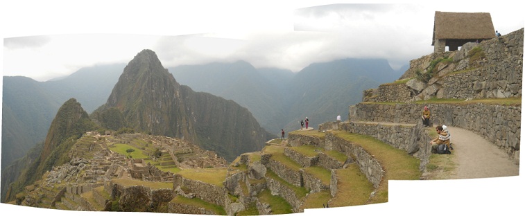 Vista a Machu Picchu con templos, pir�mide del
                    sol, plaza central y los miradores Huchuypicchu y
                    Huaynapicchu y con la casa arriba