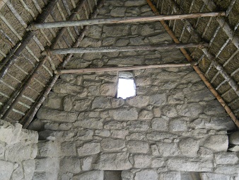 Machu Picchu, la casita de arriba, front�n
                    interior 04