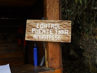 Camino
al puente Inca, casa de vigilancia, placa con el
aviso para registrarse Camino al puente Inca, casa de vigilancia,
placa con el aviso para registrarse