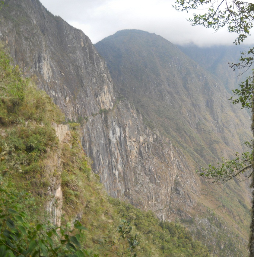 Camino al puente Inca, paredes rocosas
verticales con montaña al fondo, foto paronámica Camino al puente Inca, paredes rocosas
verticales con montaña al fondo, foto paronámica
