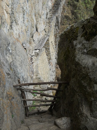 Machu Picchu, camino al puente Inca, el puente
                    Inca est� barrado