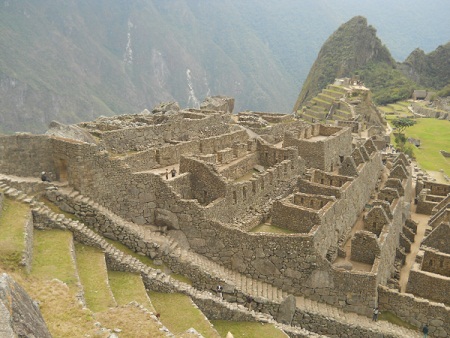 Vista a la escalera grande, templos, pir�mide
                    del sol, mirador Huchuypicchu