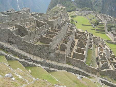 Machu Picchu: vista a la
escalera grande y a la plaza mayor Machu Picchu: vista a la escalera grande y a la
plaza mayor
