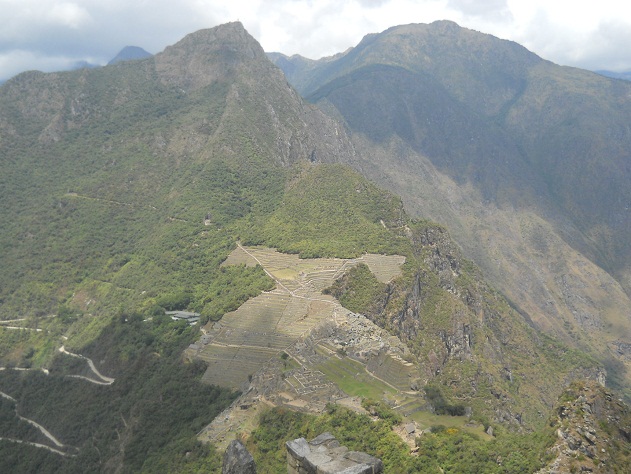 Pueblito de Huaynapicchu, vista a Machu Picchu
                    con monta�as en el fondo 02