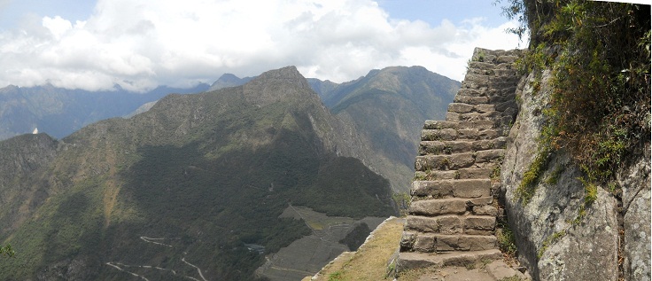Subida a la cumbre de Huaynapicchu, escalera
                    con vista panor�mica grande